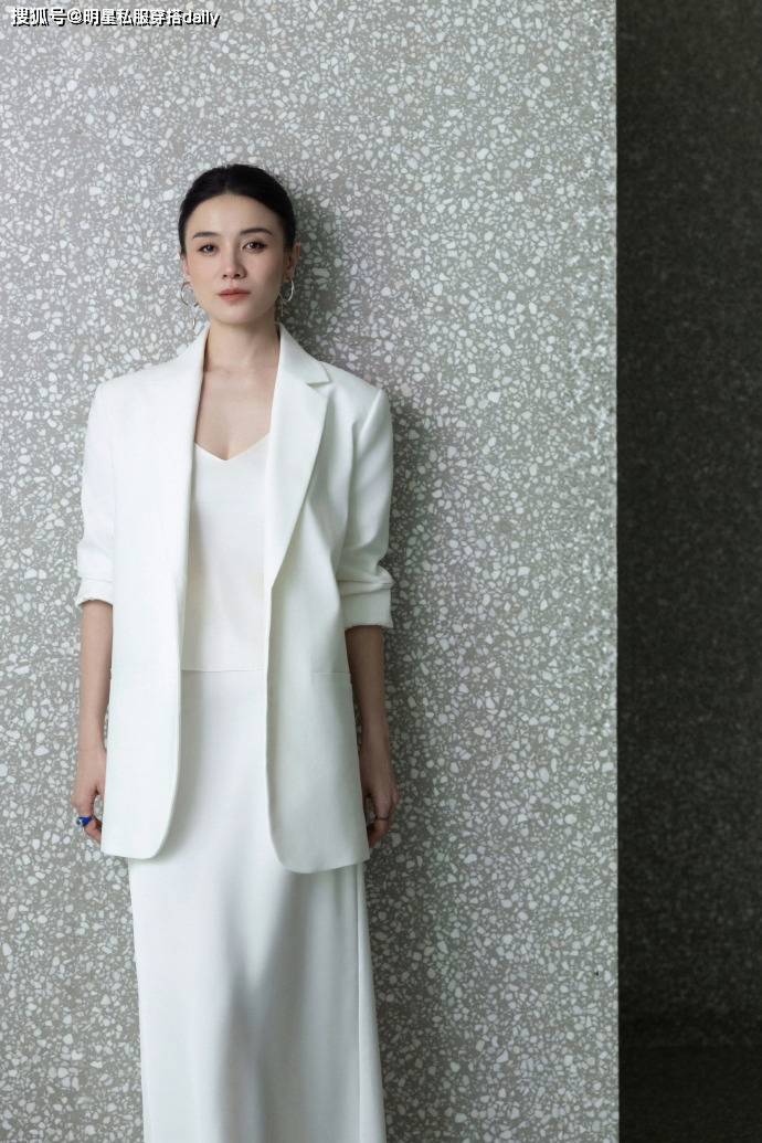 搭配了精致的耳环和蓝色戒指,让人感受到宋佳的大方中带着点甜美.