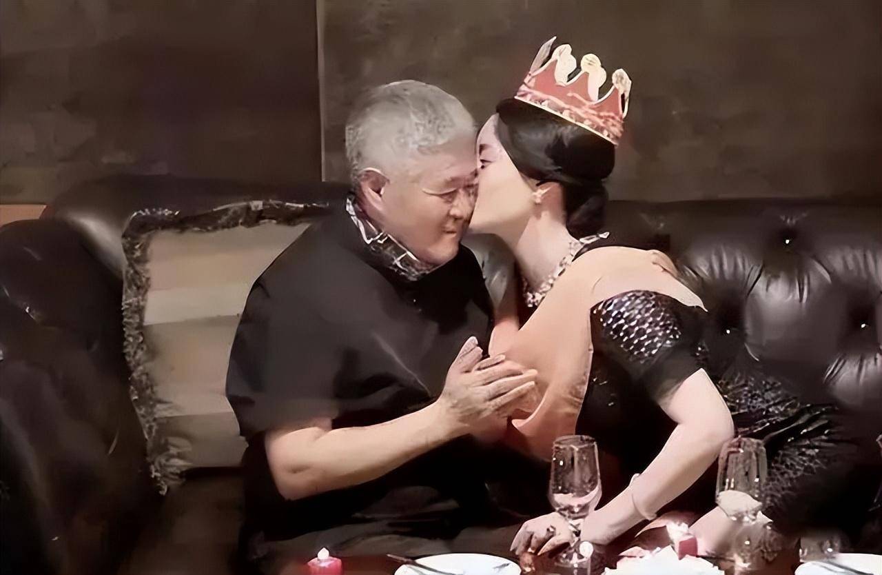 赵本山"御用老伴"关婷娜,丰腴身材穿低领睡衣引热议!