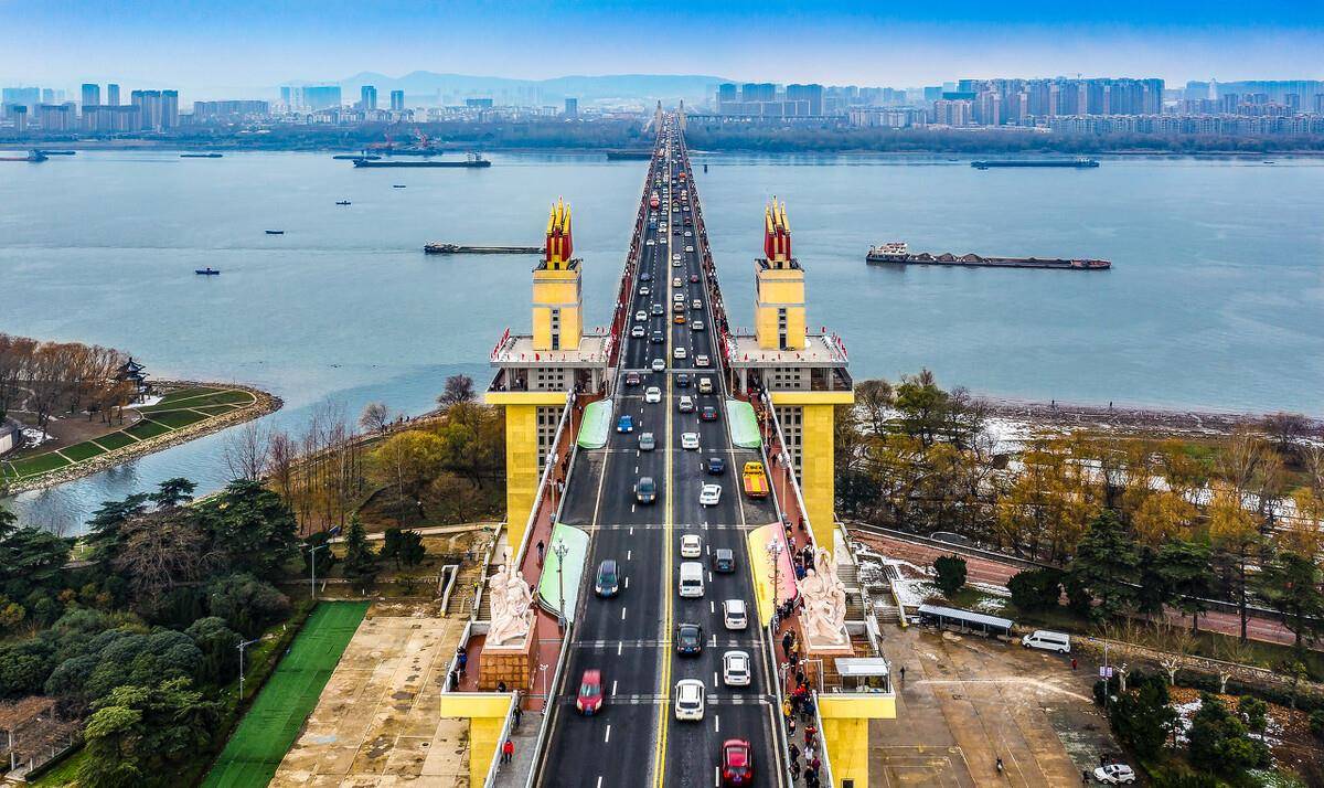 南京长江大桥南京位于长江下游的重要交通要道.