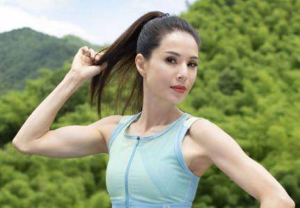 57岁小龙女李若彤户外热舞,瘦到青筋明显凸出,自嘲手脚不协调