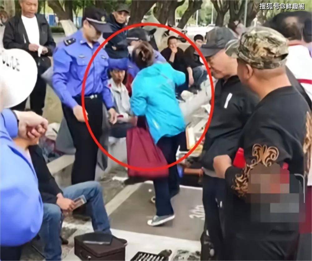 闹大了!被打城管已经送医,老人恐承担刑责,评论区一边倒