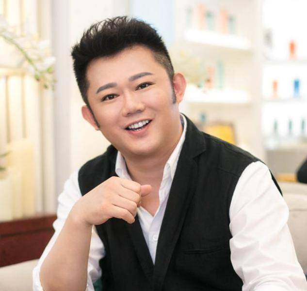 李东田当时已经是圈内顶尖的造型设计师,向来有"彩妆教父"的美誉.