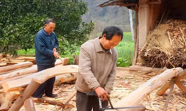 4,大门冲着兽头或其他尖锐的东西这个忌讳主要是和风水有关.