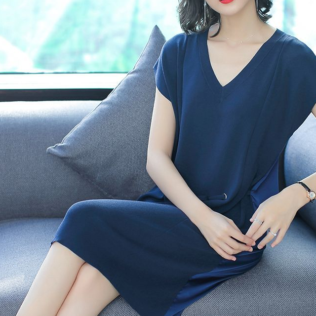中年妈妈们都在穿优雅的连衣裙,洋气显年轻,展现端庄气质美