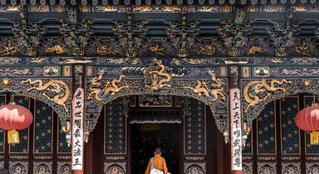 清朝高僧在五台山迷路,被白光送回,写下四句佛偈,是菩萨显灵?