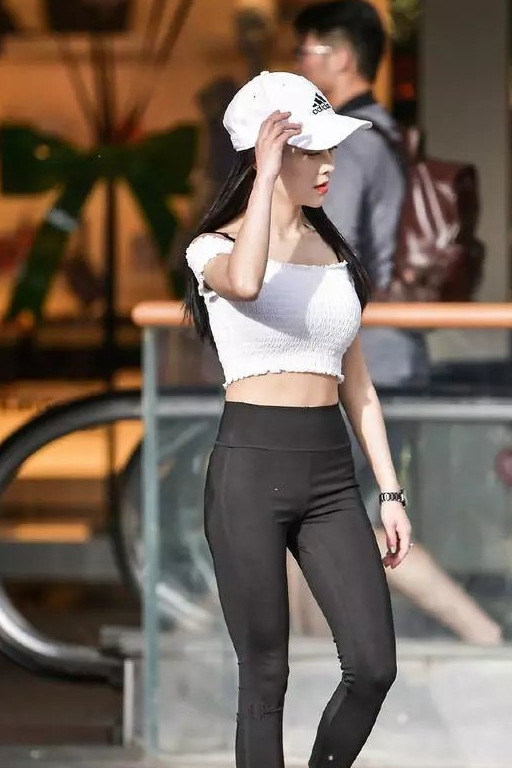 微胖女生穿打底裤,让人心灵神往,不由自主地回头!