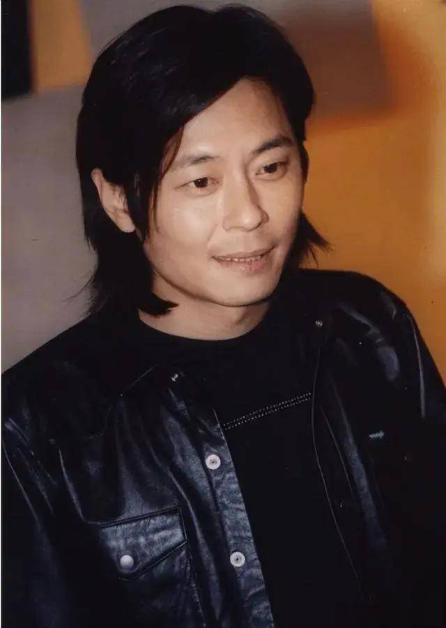 61岁王杰定居加拿大,身边小富婆梁洛施如胶似漆,网友:怎么可能