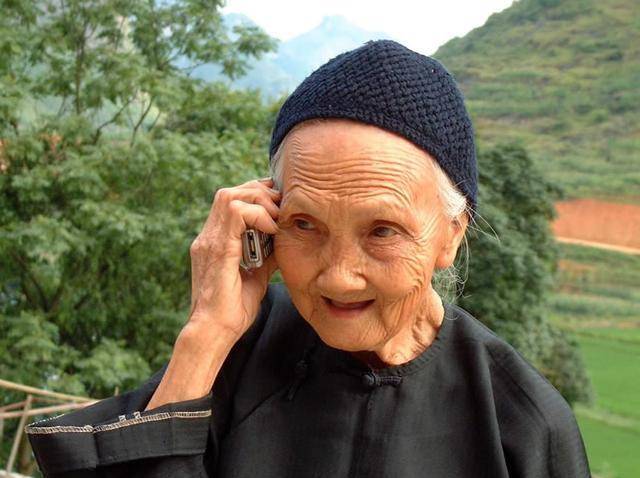 新疆长寿第一人,已134岁,喝冷水,吃酸杏,一顿饭10个包子