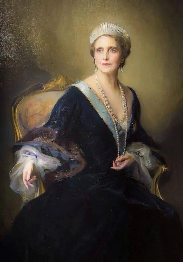 曾被称为欧洲最漂亮最富裕的公主,后成为军人女王