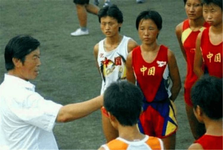 马家军教练马俊仁：跌下神坛后养狗赚千万，如今80高龄风采依旧_训练_田径_王军霞
