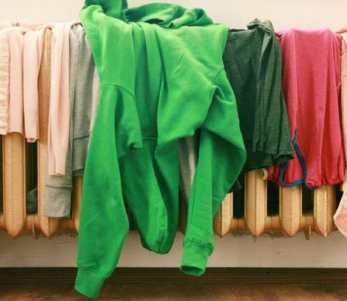 可以这样做,拿出浴巾,把衣服平铺在上面,然后卷起来,两段对折