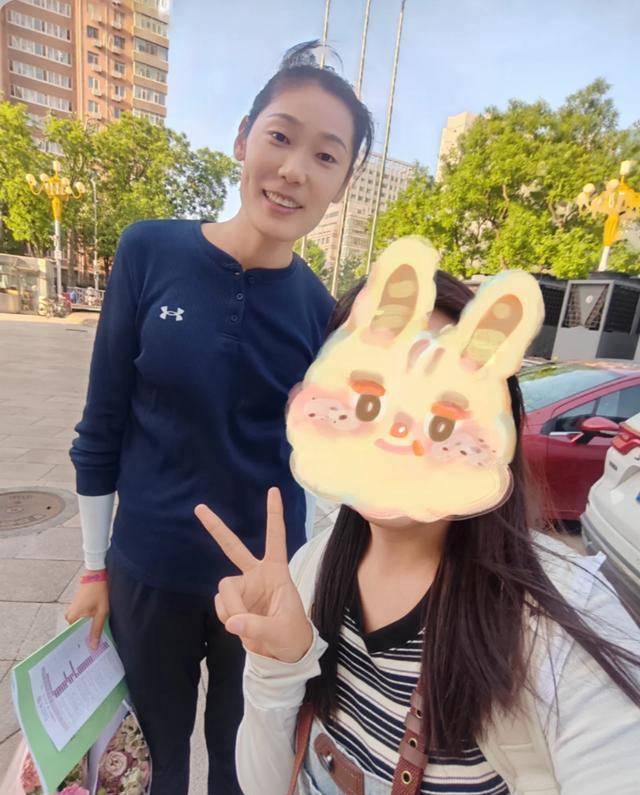 5月15日,有北师大学生在社交媒体上晒出偶遇朱婷的照片,描绘了她一身