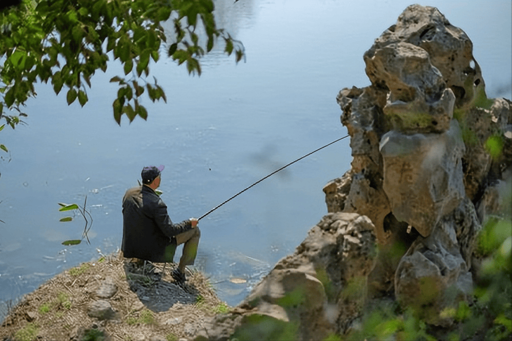64岁老人突发心梗,平时不沾烟酒,就爱钓鱼,医生:3事做得太多