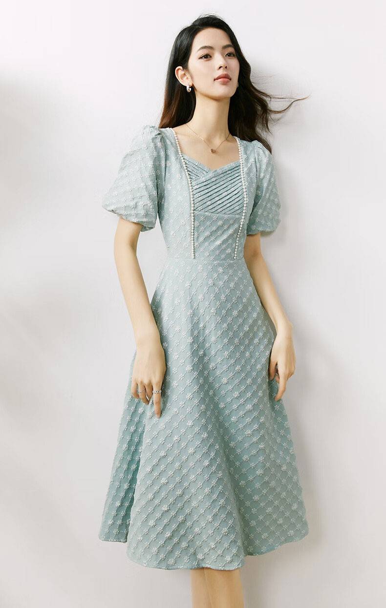 高雅而大气,这条气质提花连衣裙,让你日常轻松打造时尚名媛范