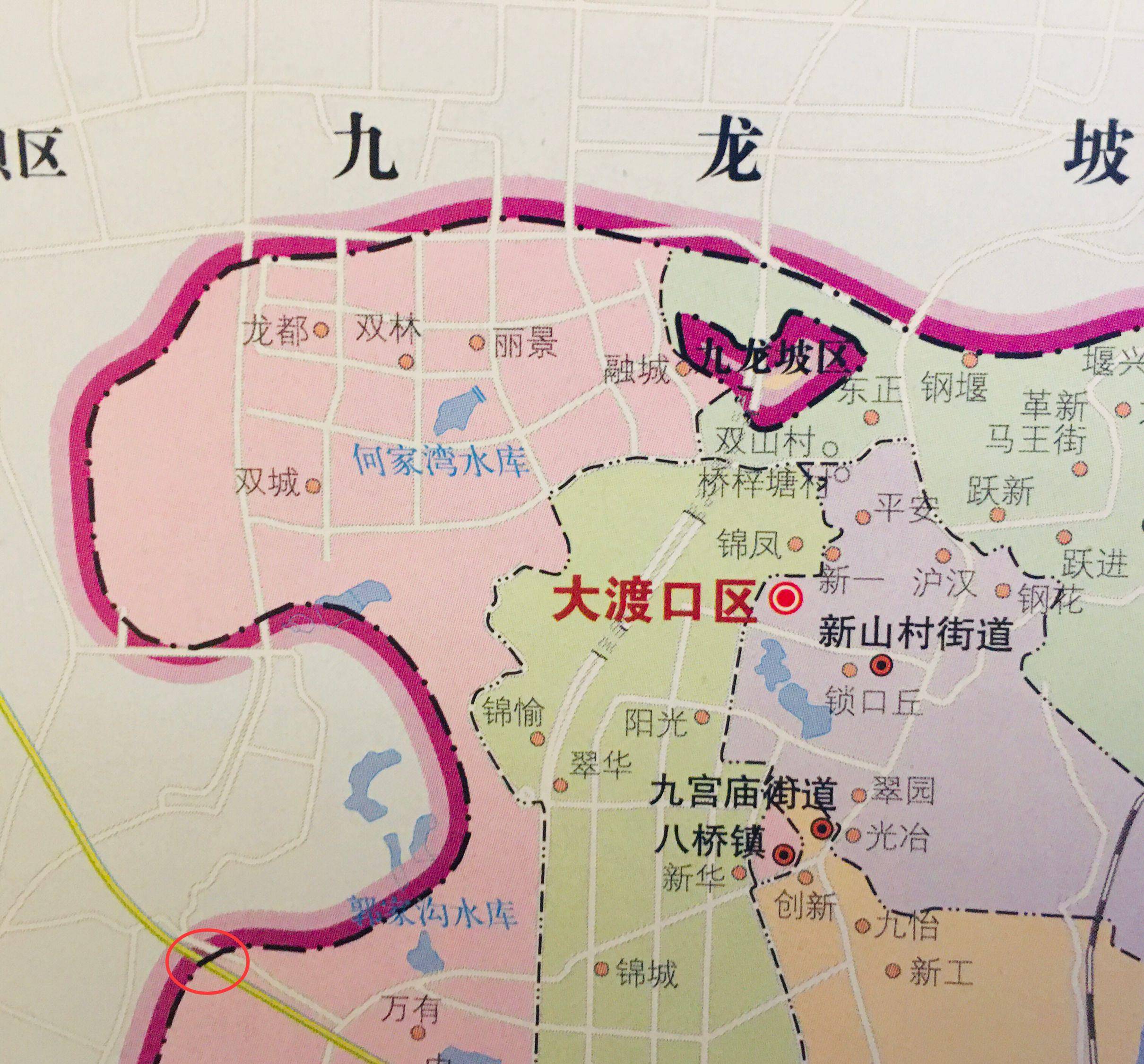 从大中路坡丘1号界桩点进入九龙坡区境内后,步行约200米到达半山村.