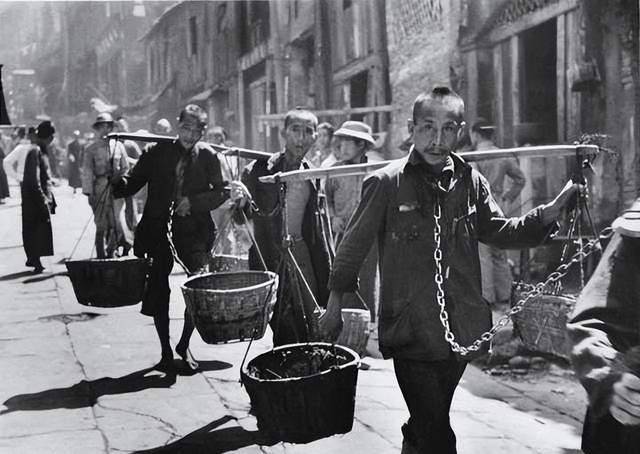 之后,所有人都被拉出来排队,每个人都被分配了任务,有一个人挑担子的