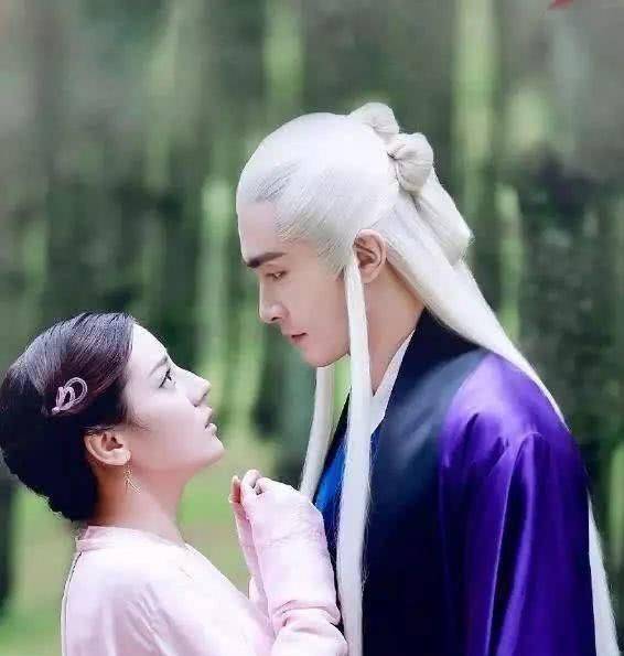 《三生三世》中阿离无意喊出对东华帝君的称呼,夜华当场脸色大变