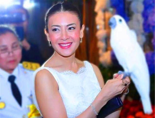 三,成为泰国王妃的机遇:为了追逐富贵的生活,西拉米竭尽全力迷住了