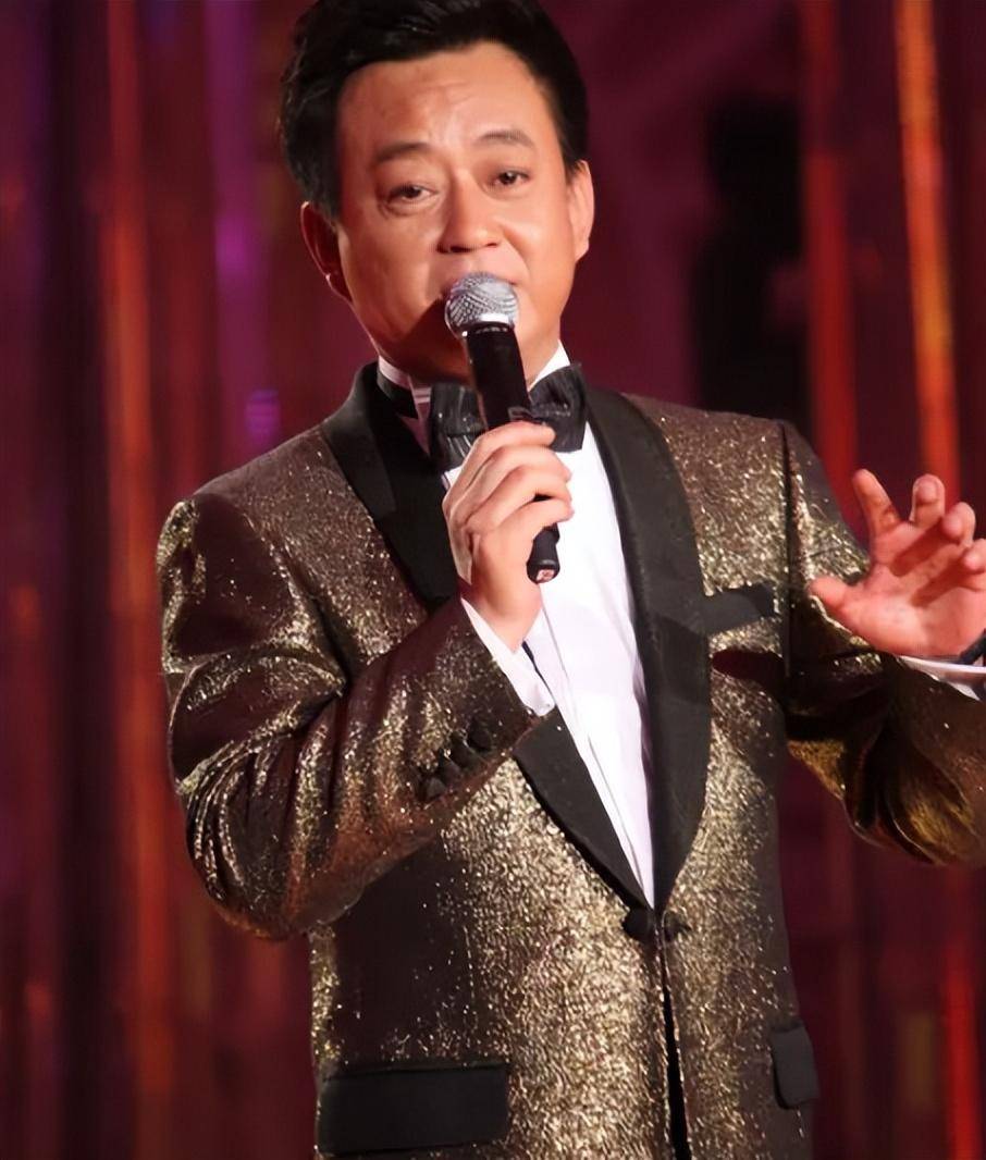 根据弦子的描述,当时朱军对她动手动脚,言语轻薄,甚至号称她像自己的