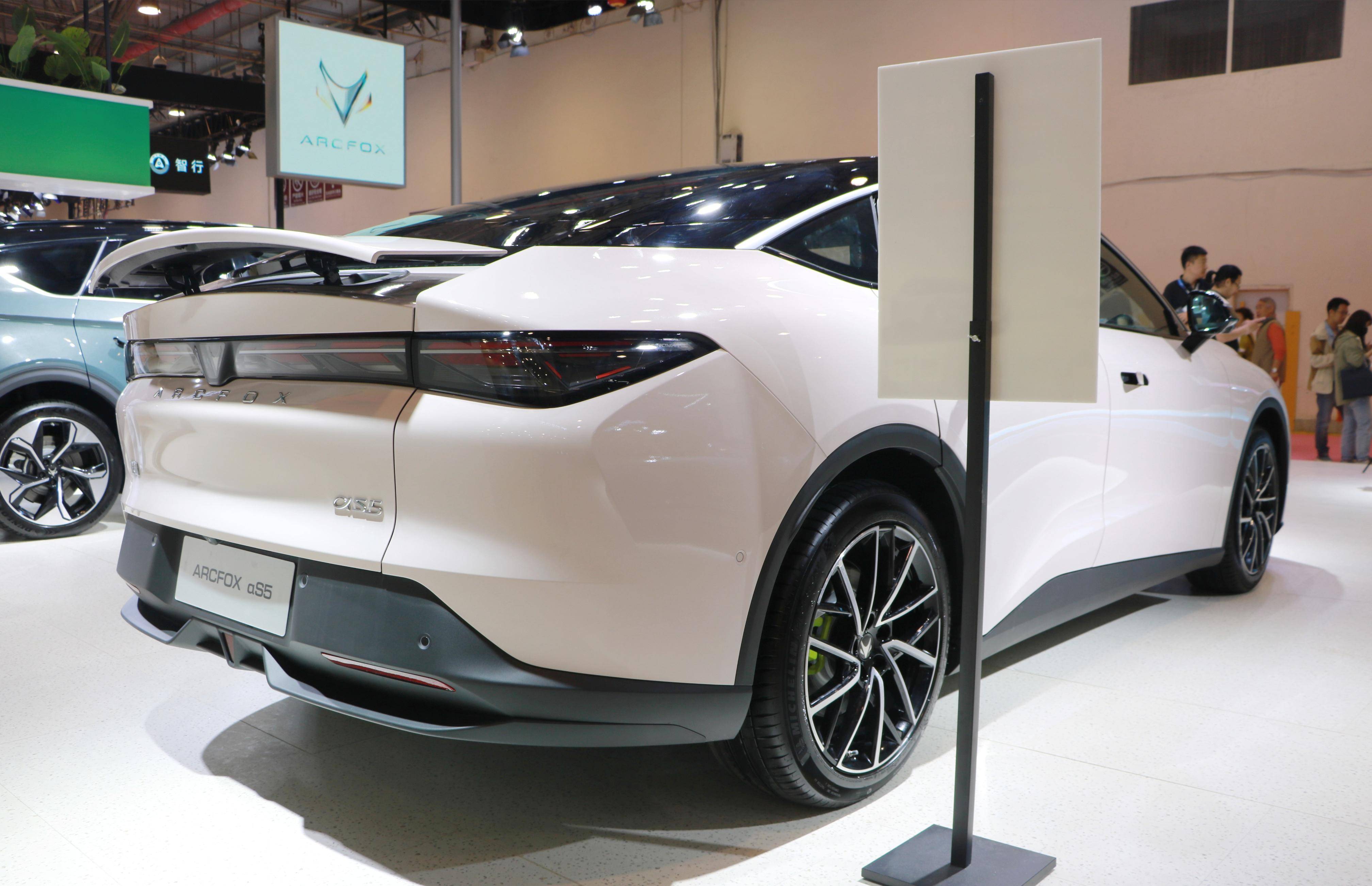 极狐汽车正式亮相青岛国际车展,全新纯电中型车阿尔法s5首秀人气高!