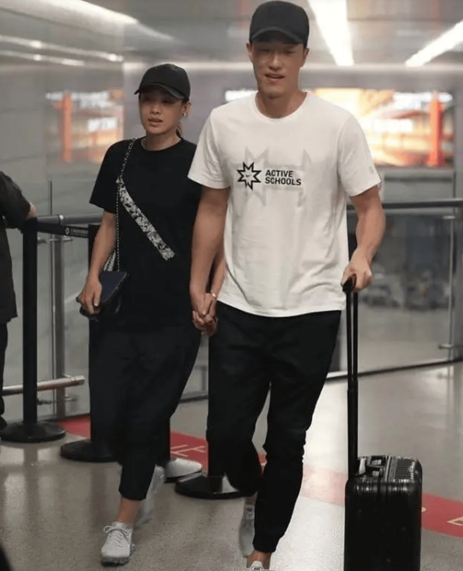 刘翔与二婚妻子大秀恩爱,走哪里都牵着小手,老婆一身名牌气质不输女