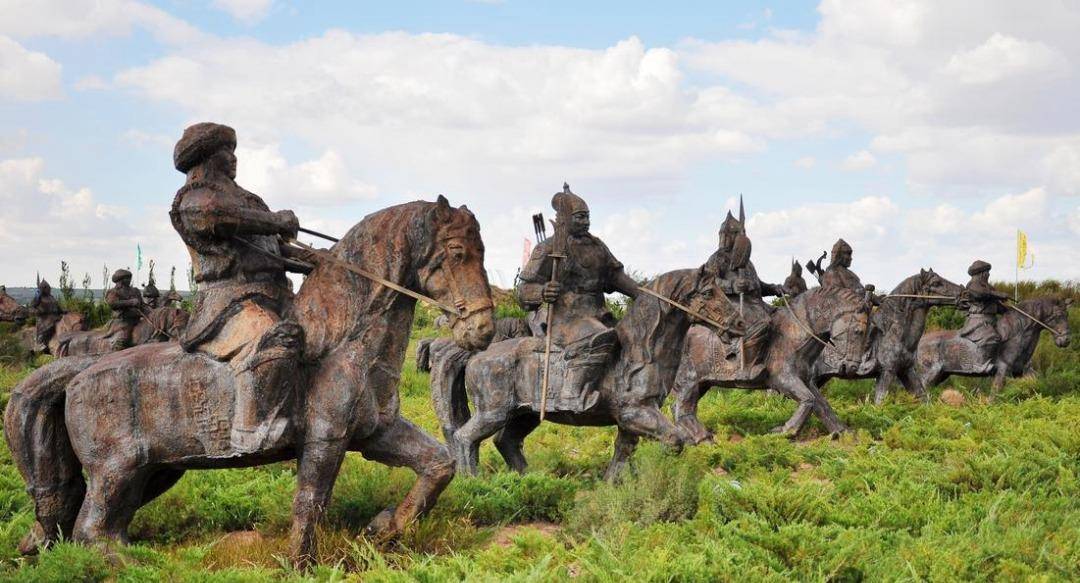 吉思汗及其部族的后裔,自然是更倾向于居住在环境更优渥的内蒙古地区