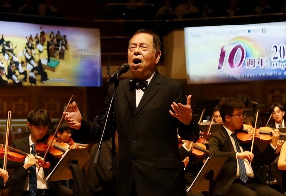 通俗的流行歌曲演唱,其中包括由香港著名作曲家,音乐人林慕德亲自登台