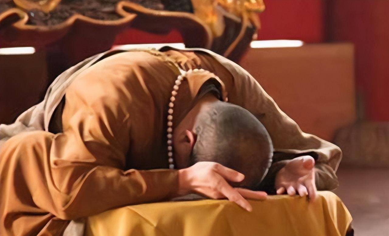 通缉犯潜逃16年,摇身一变竟成为佛门高僧,拍照从不以正脸示人