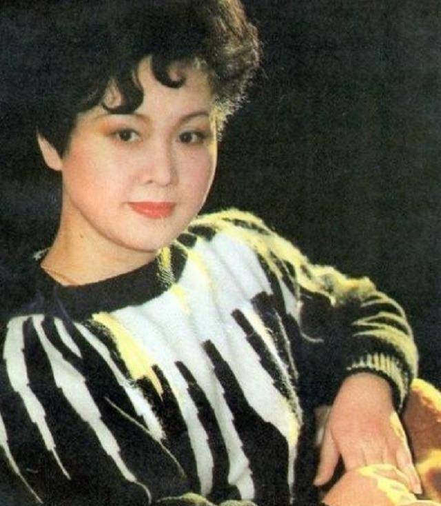 《难忘今宵》演唱者:一婚嫁恩师,二婚嫁粉丝,恩爱37年超幸福