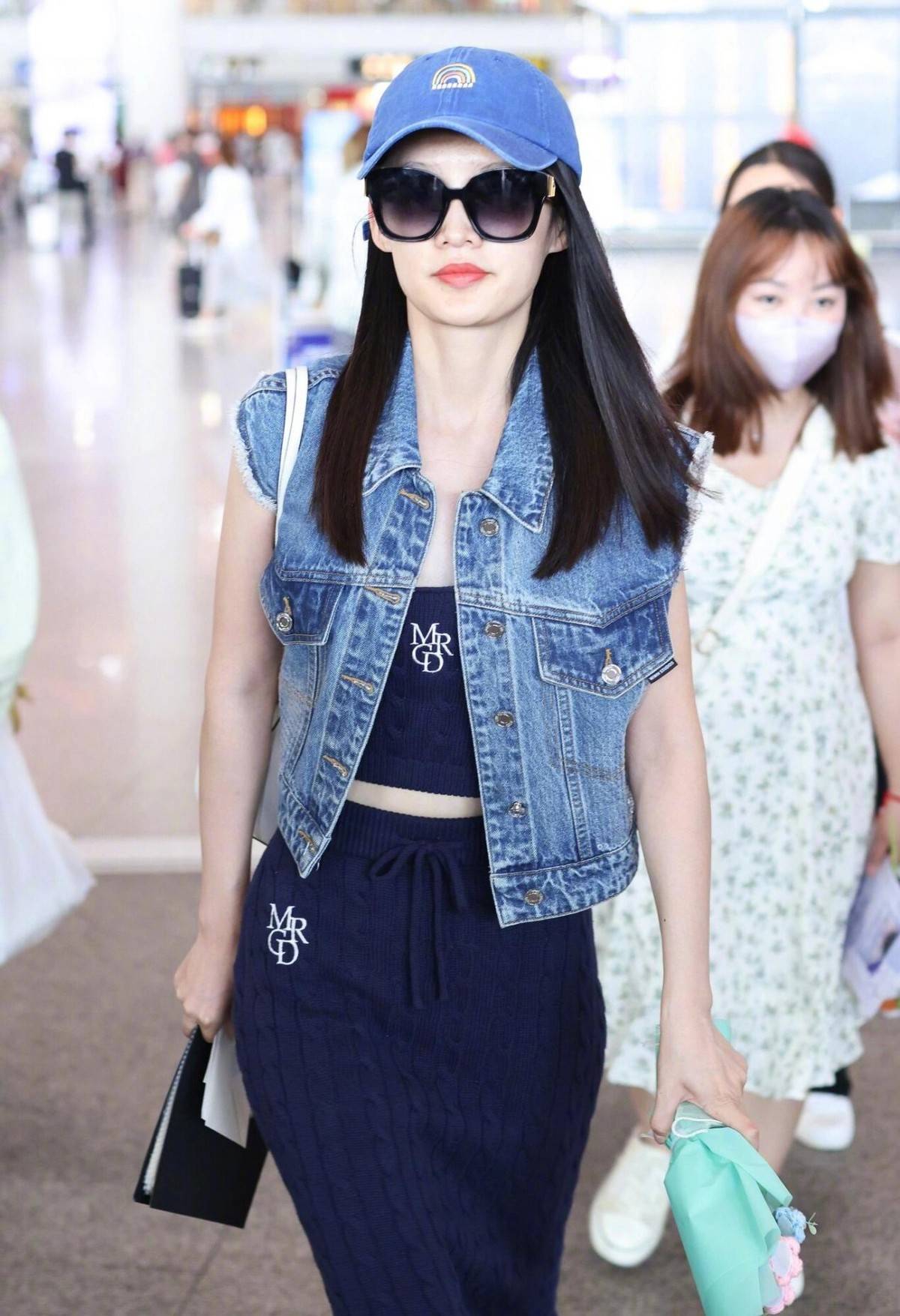 李沁的骨相脸真高级!穿牛仔背心 半身裙走机场,时髦洋气又减龄