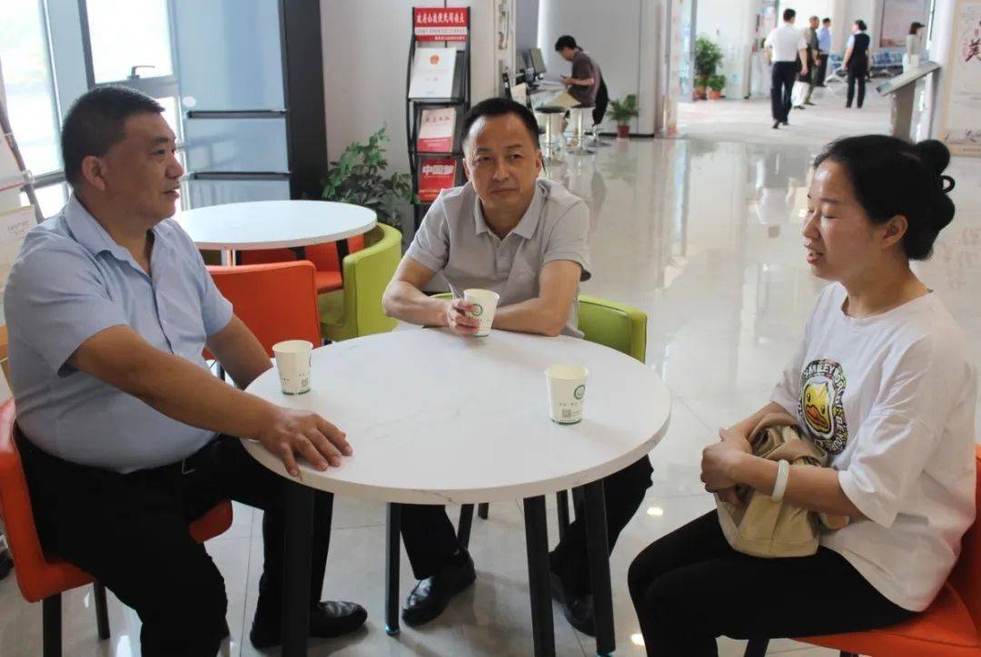 崇阳县市场监管局开展"局长帮办"活动 换位体验优服务