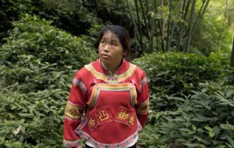 贵州背尸人:以背尸背棺材为生,徒手攀爬悬崖,峭壁上堆满了棺材