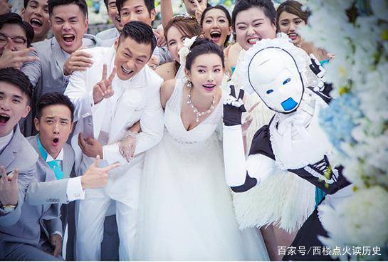 剧中的她是周润发饰演的石一坚的千金,洒脱恣意,任性的同时又很仗义