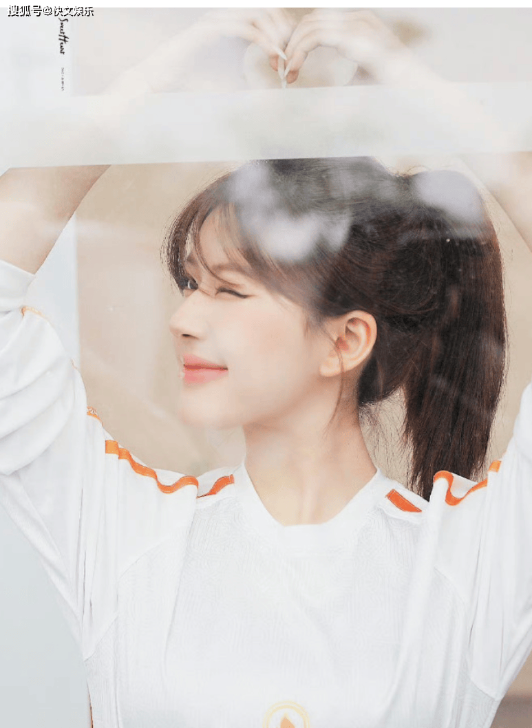 赵露思担任奥运会火炬手!身材火辣青春洋溢,工作服单薄透光吸睛