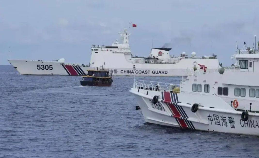 菲律宾百艘渔船驶向黄岩岛,中国海警早已严阵以待