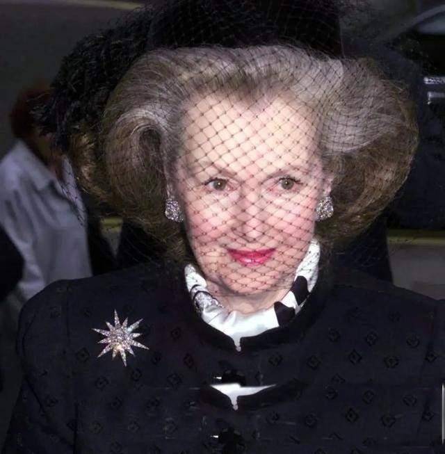 她被戴安娜讨厌了16年,当众推下楼梯也不生气,一生通透又优雅_斯宾塞