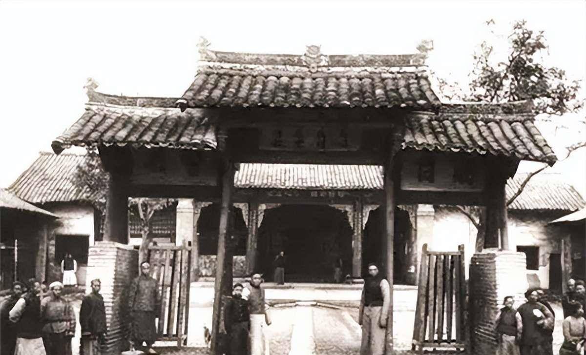 土匪被处决前,望向将军家属,将军忙道:放人!25年后他威震一方