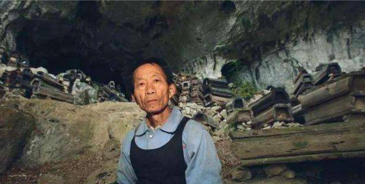 贵州背尸人:以背尸背棺材为生,徒手攀爬悬崖,峭壁