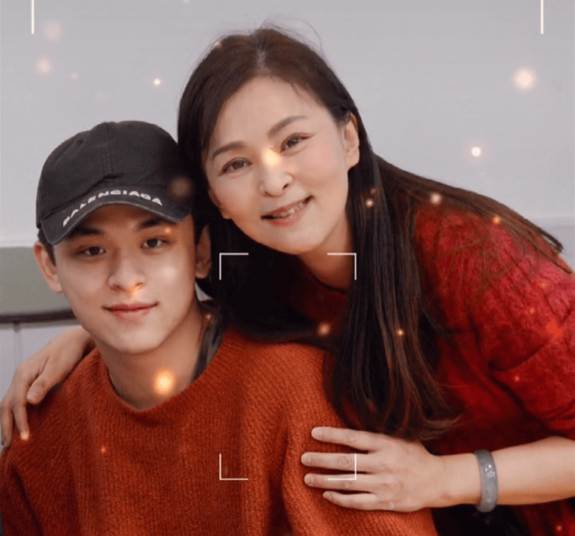 何音黄志忠儿子即将毕业回国!近照帅过爸爸,高大威猛又刚毅