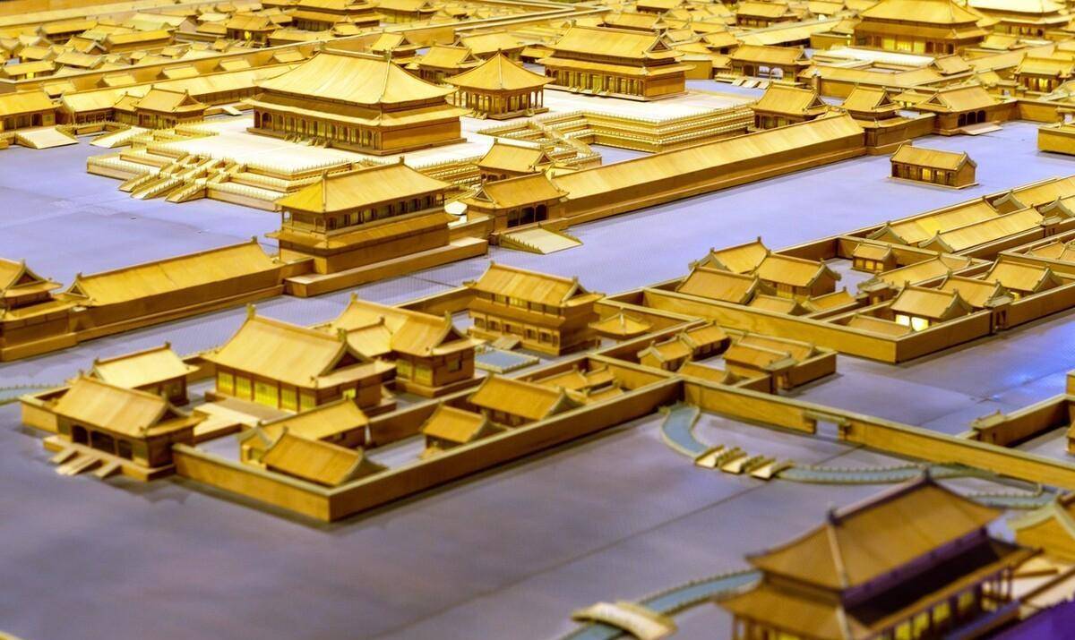 西方用鸦片打开了中国的大门,而他在与西方的较量中闭关自守