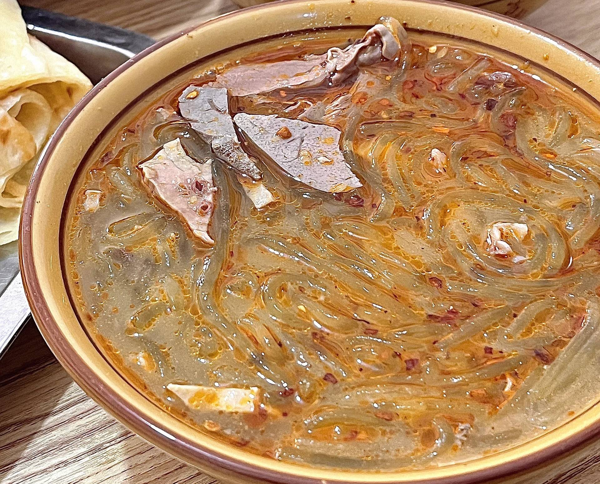 汤鲁西南最具有代表性的地方传统小吃,主要用羊骨,羊头肉,羊肝,羊心