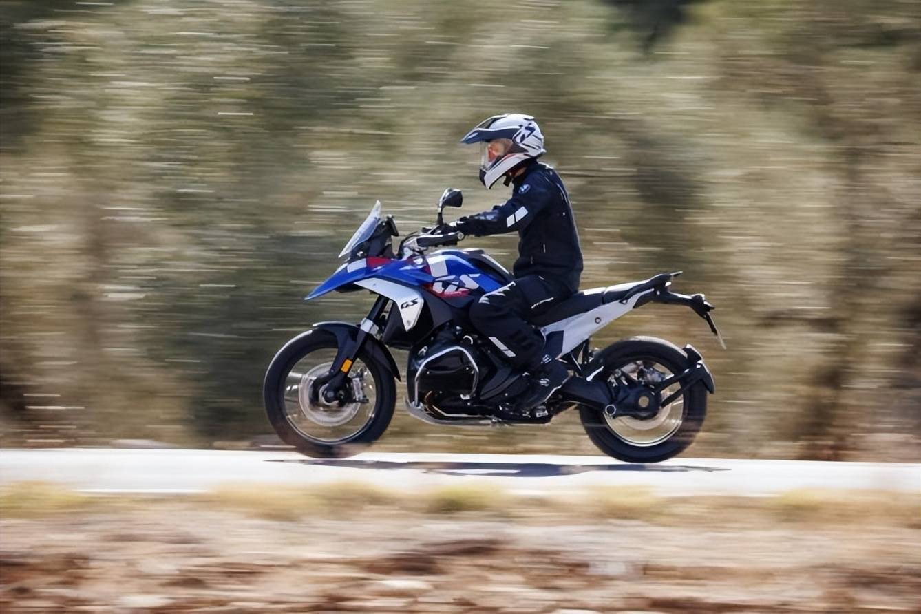 彰显领军地位 全新bmw r 1300 gs与全新ce 02登陆北京国际摩托车展