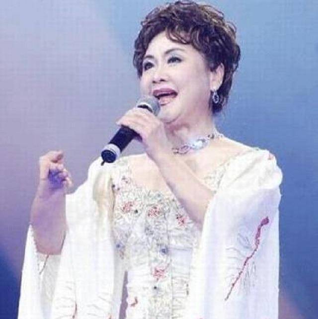 《难忘今宵》演唱者:一婚嫁恩师,二婚嫁粉丝,恩爱37年超幸福