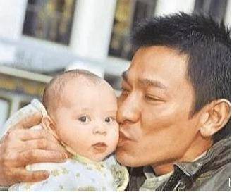 也就是这个自小就有刘德华亲近的谢贤的儿子,谢霆锋,如今也是在娱乐圈