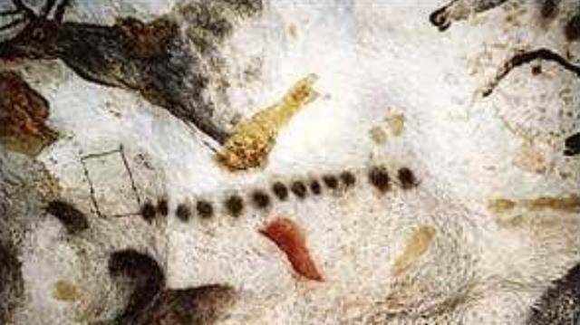 该岩石与附近人为放置的两块巨石形成了准确的直角关系,并以特殊的