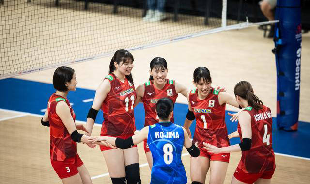 取得三连胜,登顶积分榜,古贺轰下20分_日本队_比赛_中国女排