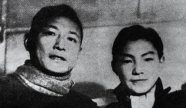 阿英和他的儿子钱毅范长江来到文化村后也继续创作,先后根据新四军的