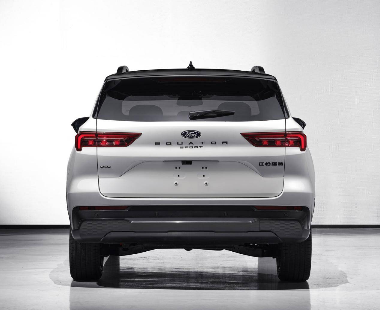 上也给到了车身同色车顶和后视镜供选择,轮毂有18/19/20英寸三种尺寸