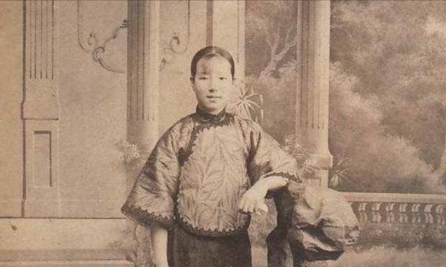 她从三岁起便能熟读四书五经,五岁便系统地学习琴棋书画,十岁时候就