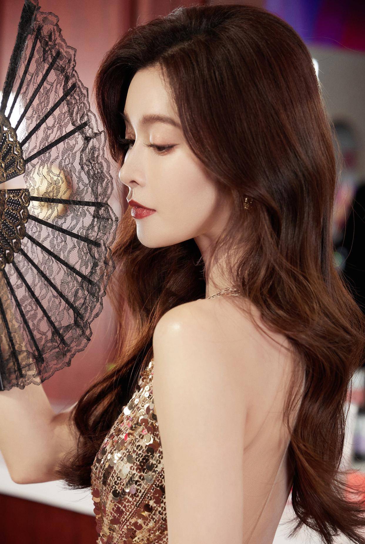 【惊艳时尚圈!女神文咏珊金色亮片裙闪耀全场】